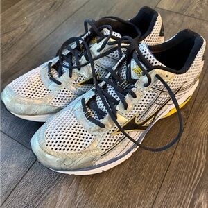 Mizuno White and Black Running Shoes with Yellow Accents